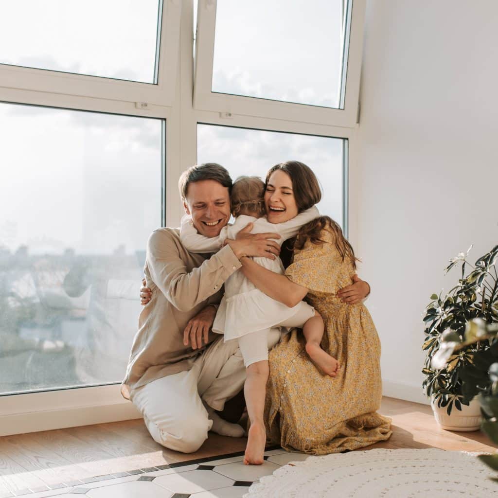 Familia con una nueva vivienda